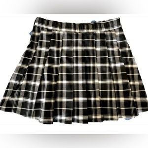 BNWT Hollister small check-print pleated skirt, side zip opening